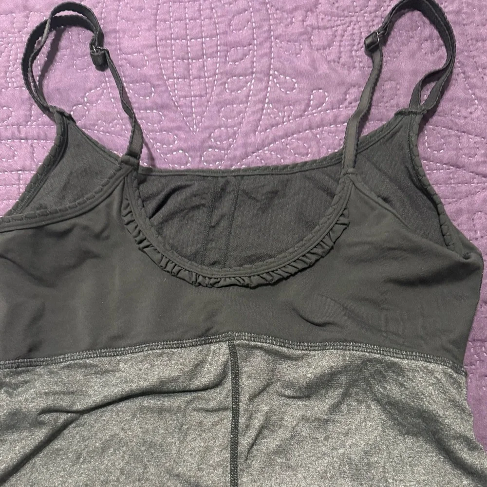 Lululemon Hot and Sweaty Tank Gray Black Adjustable Strap Built In Bra Size 8